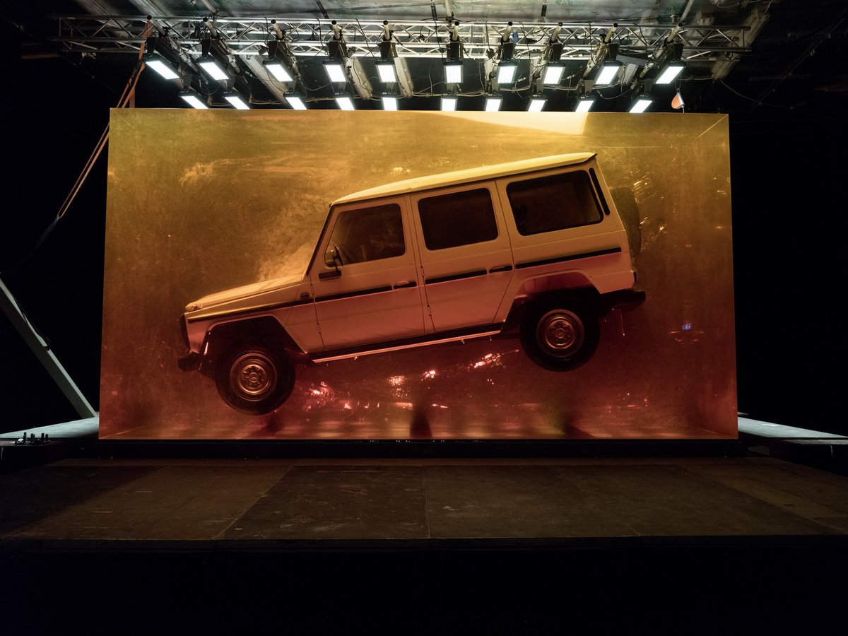 gataca73's tweet photo. De lo más raro que se ha visto en los Salones de carros, un #MercedesBenz Clase G 280 de 1.979 encerrado e inmortalizado en un cubo de ámbar que se hizo en 90 días y pesa 44 toneladas. Estuvo en #Detroit2018. https://t.co/Mp0jHGltYr