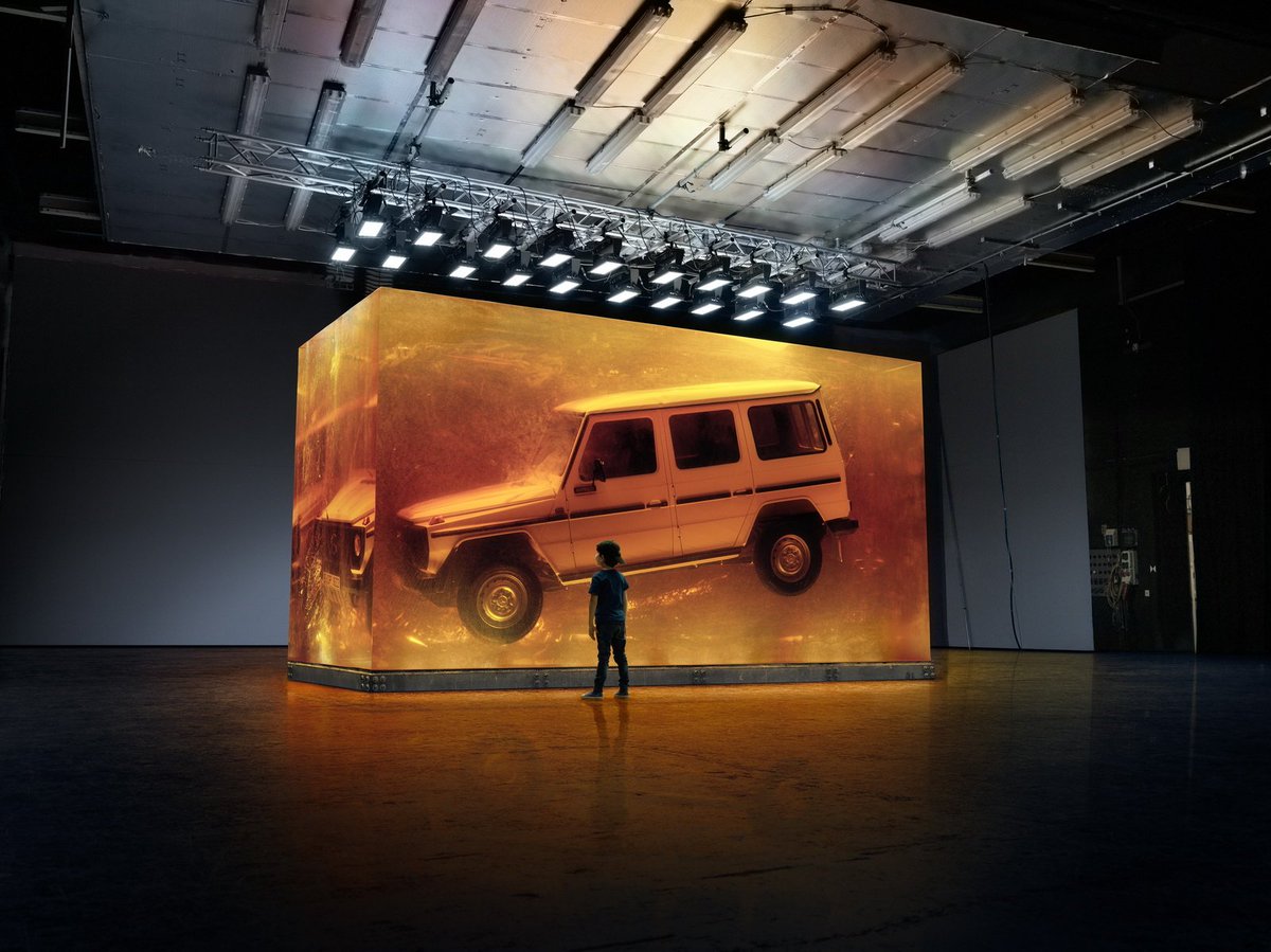gataca73's tweet photo. De lo más raro que se ha visto en los Salones de carros, un #MercedesBenz Clase G 280 de 1.979 encerrado e inmortalizado en un cubo de ámbar que se hizo en 90 días y pesa 44 toneladas. Estuvo en #Detroit2018. https://t.co/Mp0jHGltYr