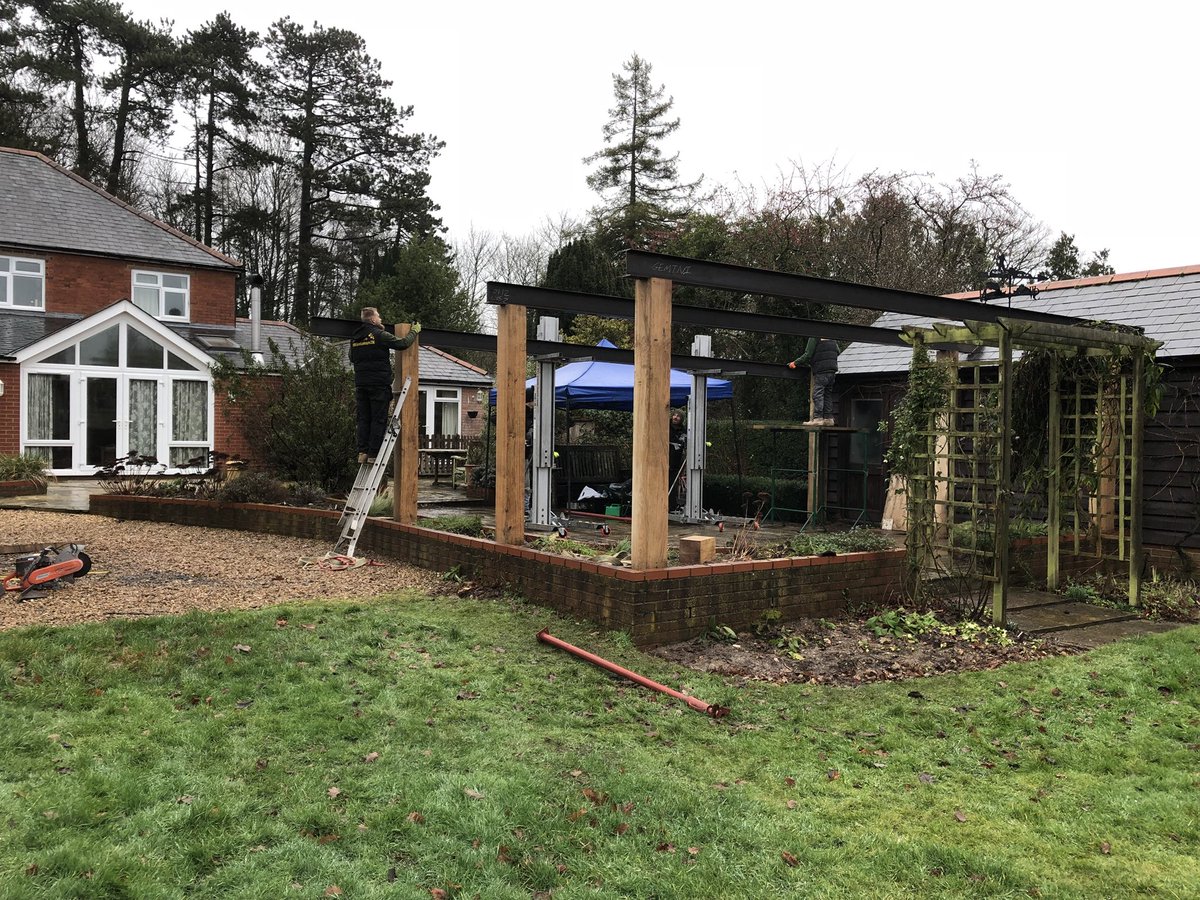 GeminiLandscape's tweet photo. 8.50m RSJ’s being fitted top top of Rglish Osk posts to create a very large pergola with no central posts, Swanmore, Hampshire #geminilandscapes https://t.co/V5rN8CnCd1