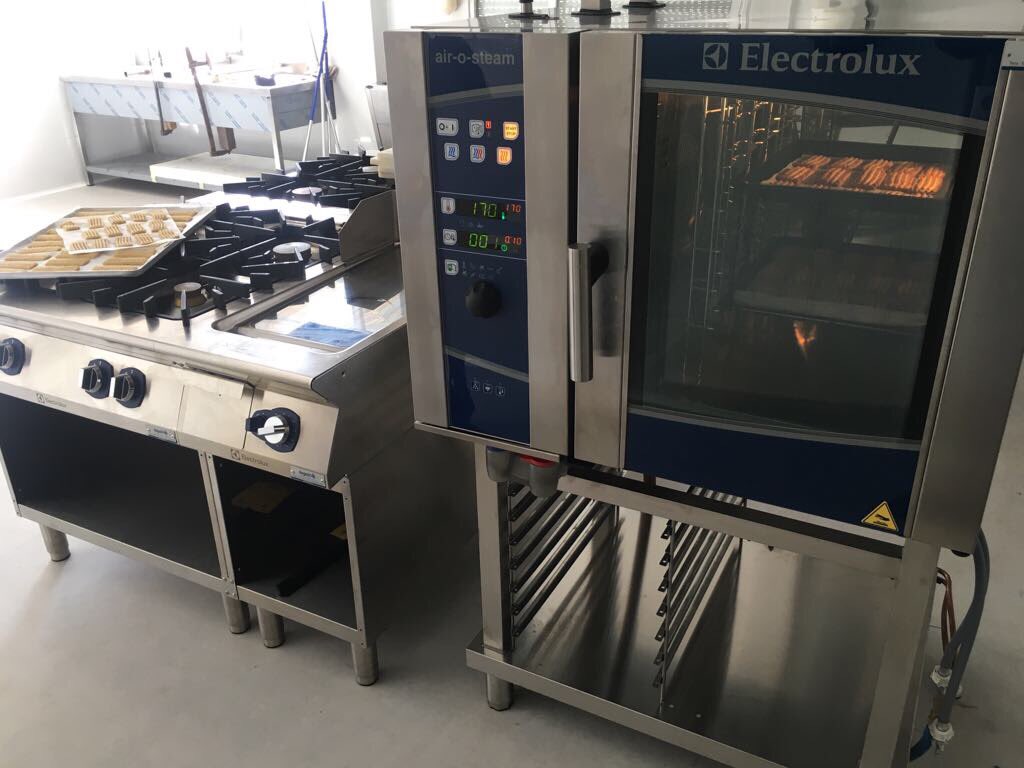 LagainSAT's tweet photo. 🗣¡Otro proyecto finalizado! En el IES de Hinojosa del Duque han empezado sus primeras clases con @ElectroluxProES . ¡Formación culinaria con las mejores herramientas para estos futuros profesionales!
#Lagain #Electrolux https://t.co/P0J4V3afiP
