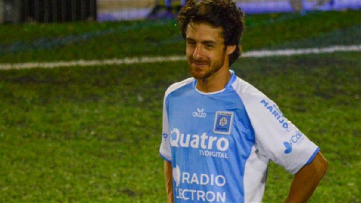 agustincalleri_'s tweet photo. Hoy se retira @PabloAimarOK ,El mejor futbolista de la historia de río cuarto.
Como jugador es un 10 pero como persona un 100!!.
Difruta está noche con tu querida río cuarto, te mando un abrazo grande Pablito. https://t.co/7DBnLPhTdF