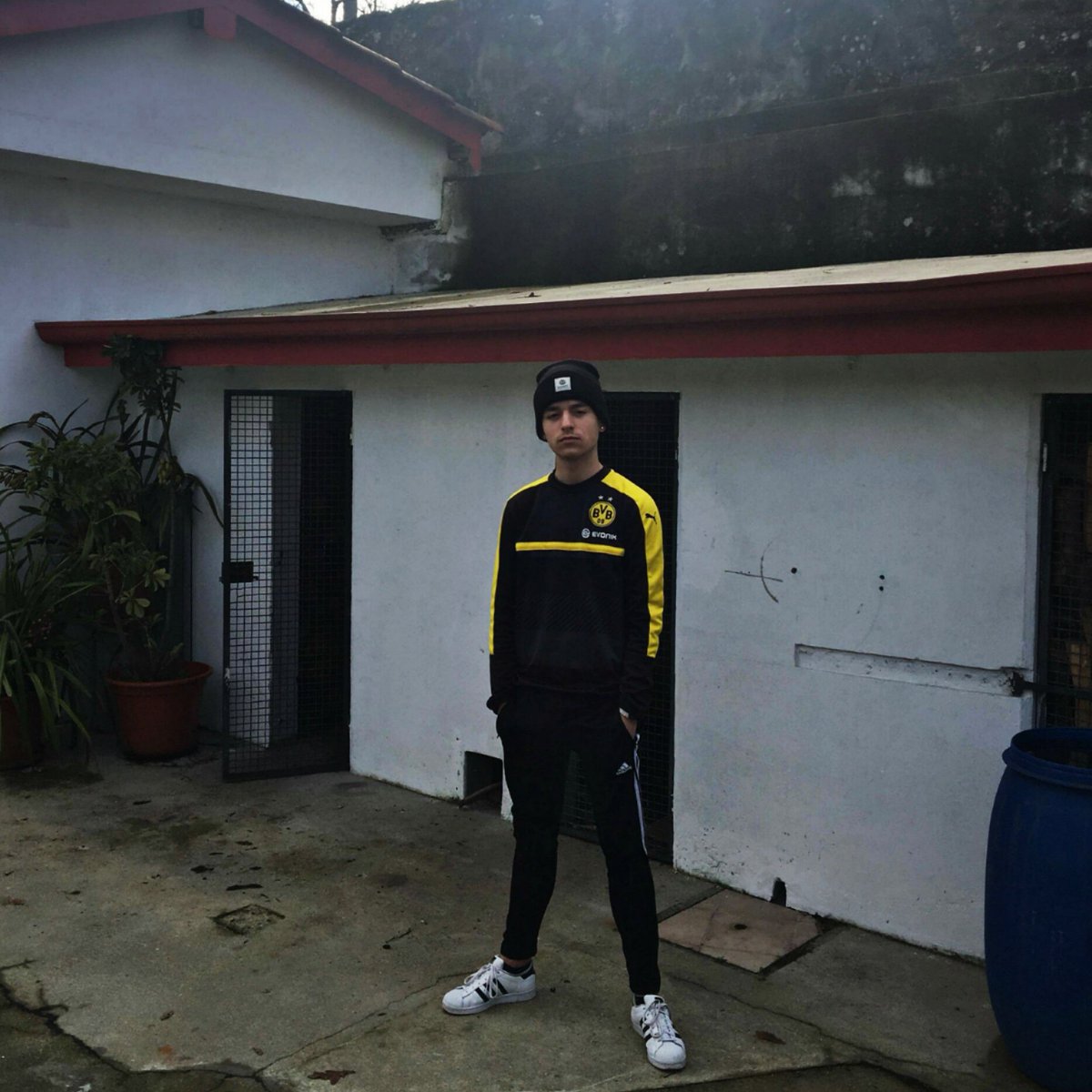 migamatos's tweet photo. E 7 anos depois do meu salto com sucesso e da queda do meu amigo famoso Joca o telhado continua ao mais alto nível e pronto para mais quedas, de uma brincadeira de putos resultou um dos melhores vídeos da Tuga 😂😂
2011 - ∞ !
Obrigado Joca ❤❤ https://t.co/GsvfAhqG3Q