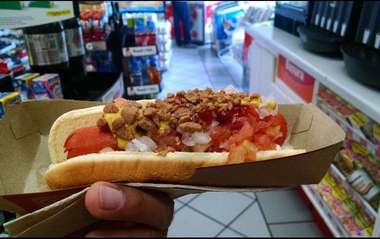 qtf's tweet photo. ¡Qué dato!
Oxxo vende más comida que Vips, McDonald's y Starbucks.
La cadena tiene 1.7% del mercado, equivalente a 745 MDD (cifras 2016)
Fuente: Forbes 
FernandaF https://t.co/RRldSKPYd3