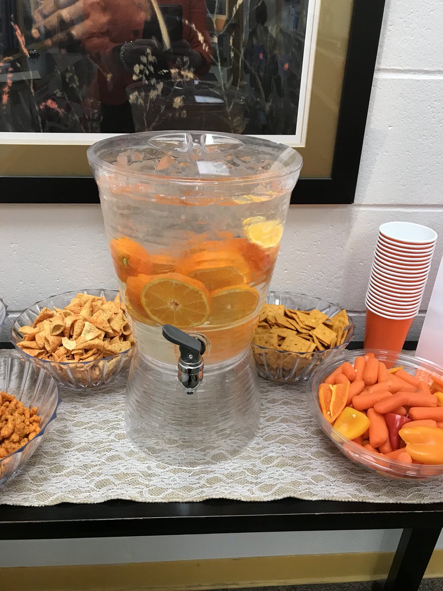 Satothaburr's tweet photo. We started kindness week with an “Orange you glad to be back” treat bar @GWCarverES #allthingsorange #tweetingtuesday https://t.co/n6xPvI6hW1
