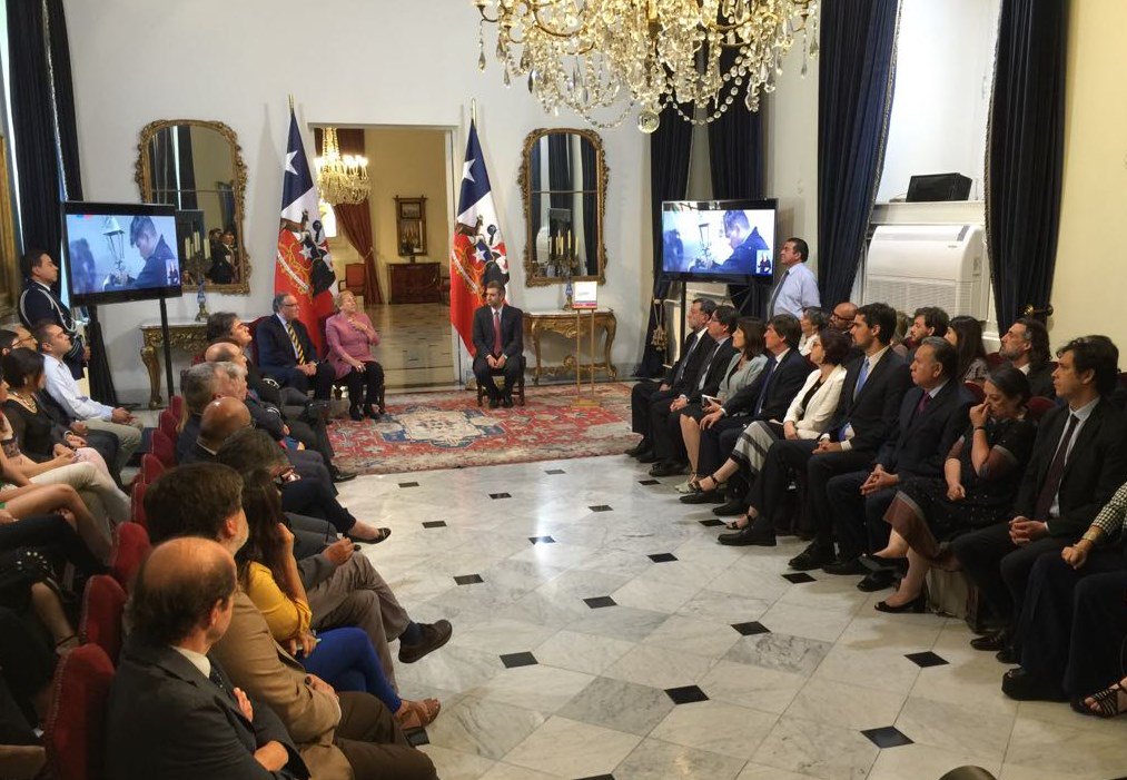 ministeriosalud's tweet photo. Ministra Carmen Castillo y Subsecretarios de Salud Pública @jaimeburrows y de Redes Asistenciales (s) @BdoMartorell asisten a ceremonia en que Presidenta Michelle Bachelet recibe la primera “Política Pública de Reinserción Social” https://t.co/nr2QlEezzM