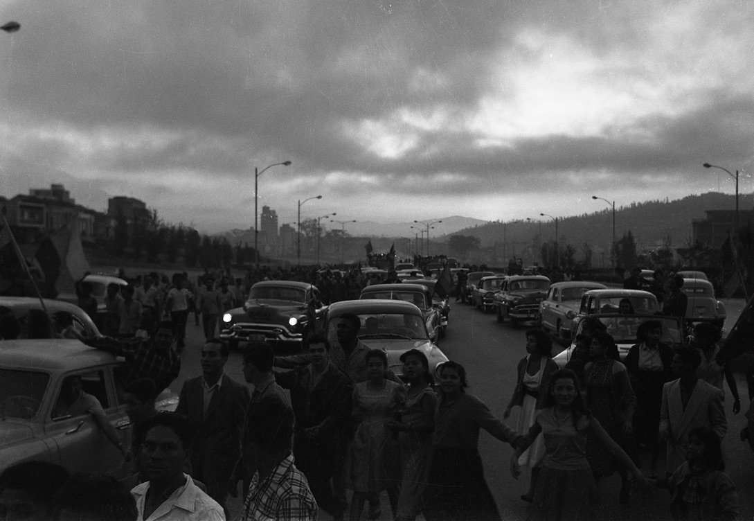 elarchivove's tweet photo. Primeras celebraciones por la caída de la dictadura. Madrugada del 23 de enero de 1958 || #JoséHumbertoCárdenas https://t.co/iI1NvOxEPy