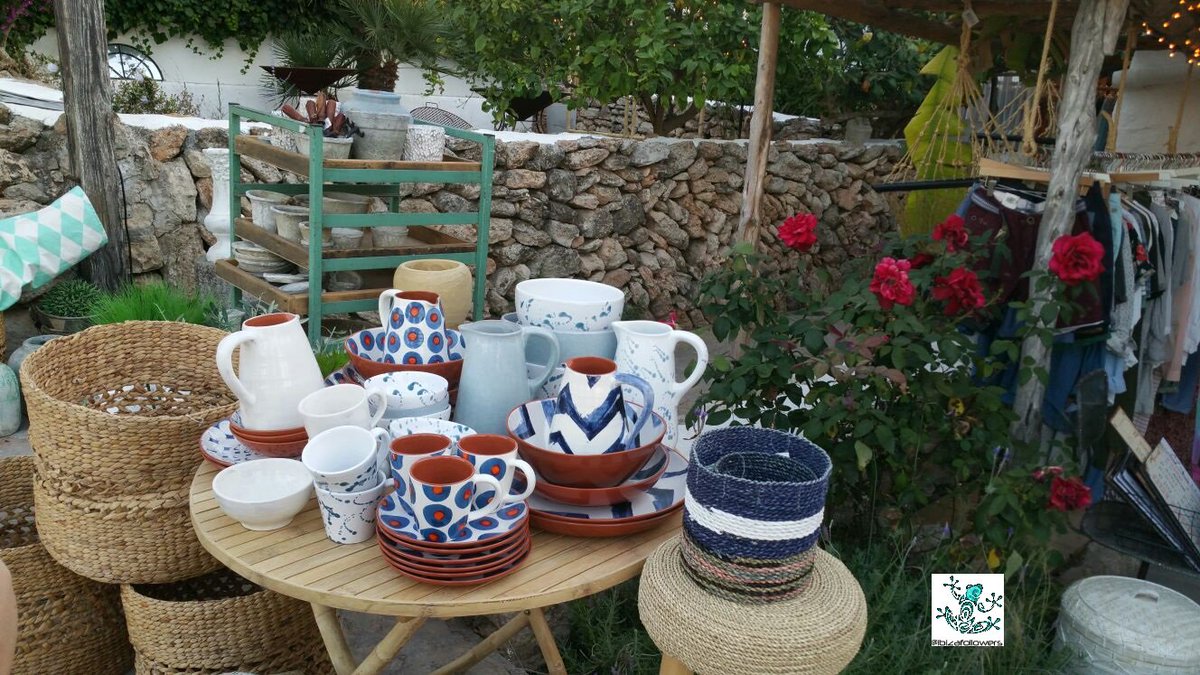 Santa Gertrudis de fruitera #Ibiza These beautiful shops of the villages of Ibiza artists selling work  #Baleares #spain #viajar #travel 🌅🏃