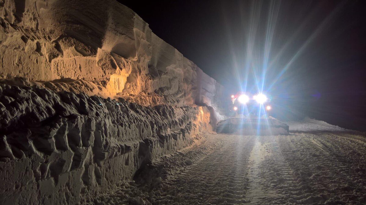 Pascal_Schaer's tweet photo. After heavy snowf. Pistenbully prepares slopes in #SaasFee. Snow like it hasn't been for 20 y.  @StormchaserUKEU @Blickch @20minutesOnline https://t.co/jn7lWM4oLj