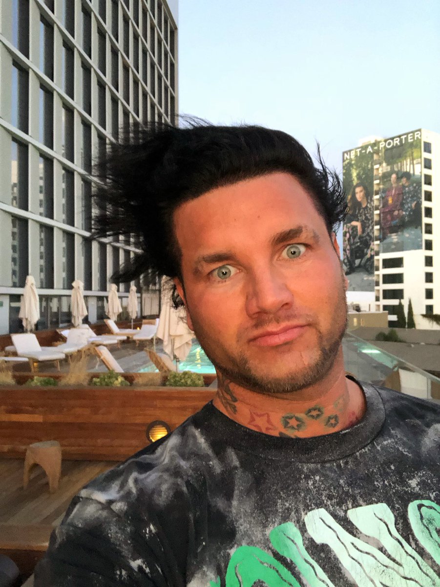 JODYHiGHROLLER's tweet photo. i FELL ASLEEP iN HOLLYWOOD AND WOKE UP LOOKiNG LiKE EDWARD SCiSSORHANDS https://t.co/2OjUNxYbub