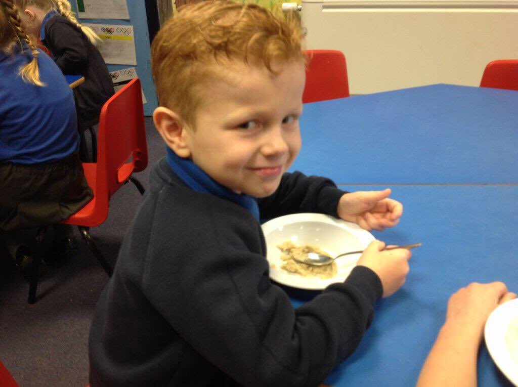 caythorpeclass1's tweet photo. Today we followed some instructions to help Goldilocks make some porridge! #yummy #goldilocks #instructions #sosensible https://t.co/fOvHMrerbt