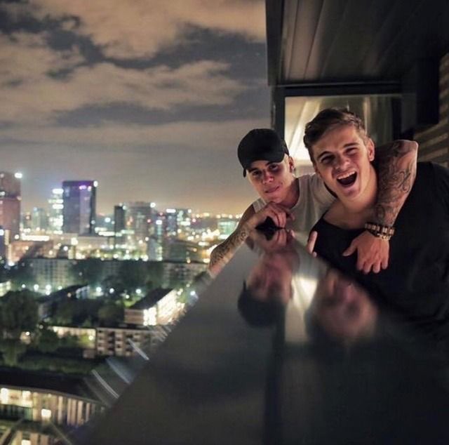 TheBieberSponge's tweet photo. Can they meet in the studio please https://t.co/cWhjvgTyVG