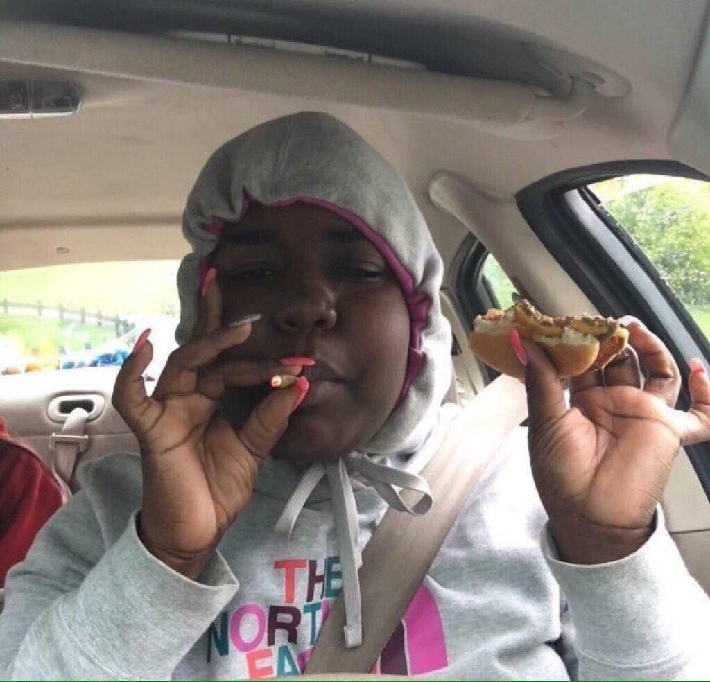 rafayya's tweet photo. yo: marico cuando emigre si es posible me busco 2 trabajos, ahorro dinero, me meto en el gym, le envío dinero a mi familia, me rodeo de gente que me ayude a superarme

also yo a los 2 meses fuera del pais: https://t.co/rdVwyddcfg