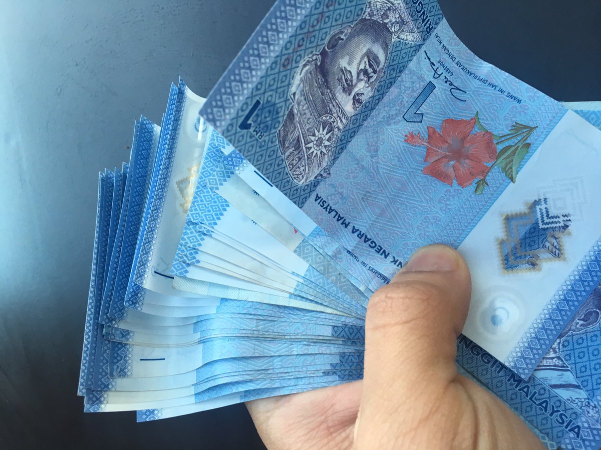 Shqkkk's tweet photo. Selamat pagi kepada semua orang kecuali pekerja 7e yang bagi aku baki rm1 semua sebab aku bayar rm50 beli air milo kotak. https://t.co/p8V4HfvXuG