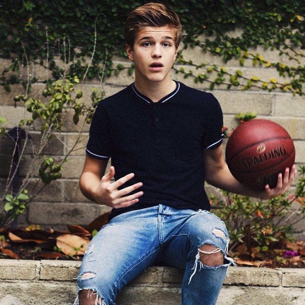 PhotoNico_'s tweet image. “Town with a backstory.”

-Riverdale OC/RP

-New to the verse

-Catching up

-Ships on chem

-RT?