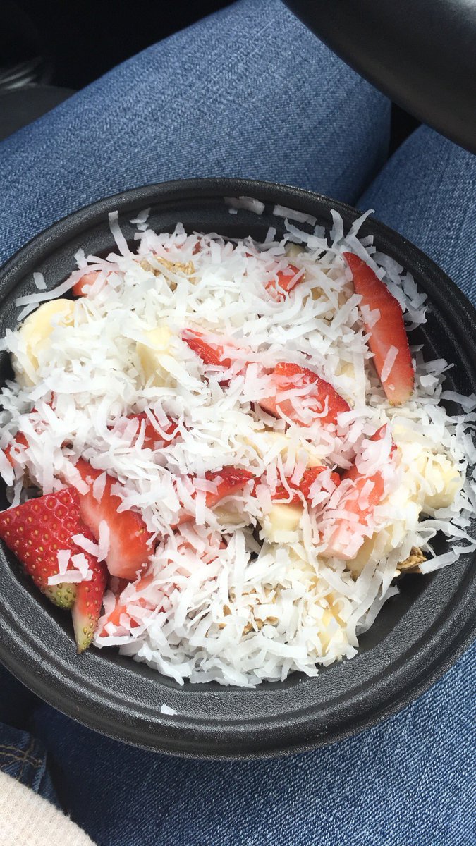 wupaapparel's tweet photo. My breakfast earlier was soooo delicious!!! 😋#breakfast #acaibowl #acai #strawberry #banana #coconut #granola #fruit #powerbreakfast #powerfruit #fitchick #healthyfood #healthyeating https://t.co/RJHw3DHeCt