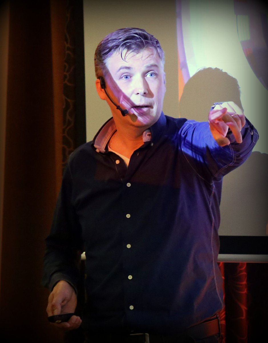 SportsSpeaker <a href="/bennoschildkamp/">benno schildkamp</a> bundelde zijn ervaring in een nieuwe, zelf ontwikkelde, managementfilosofie, over teambuilding en simpel communiceren: het SaS-model, een Stadion Als Spiegel.