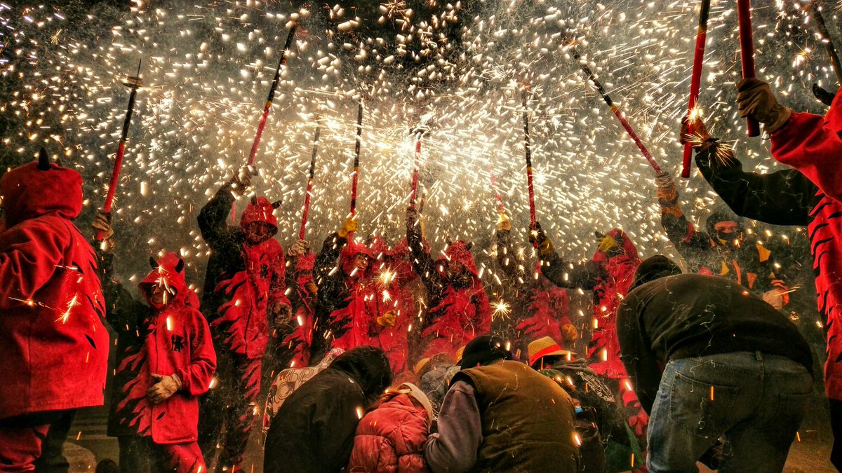 DiablesLesCorts's tweet photo. Crònica #lescorts! El #Correfoc de la Festa Major d'Hivern de #SantVicençdelsHorts del passat divendres 19 de gener.

Moltes gràcies per convidar-nos Colla de diables Àngels Diabòlics!!!

#MostraSVH18

Fotos: @AlbertPL89 

https://t.co/mnG1U69R2G https://t.co/tht3mjxl2S