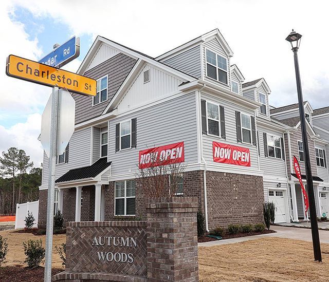RealtorRichardC's tweet image. On the corner of Cedar Rd. and Charleston. It's always a big surprise when people walk in.....9ft ceilings on the 1st and 2nd floor with Vaulted ceilings on the 3rd. 2,733 Sq Ft 😲
.
.
.
.
#SellBeforeYourNeighborsDo
#ProvenMethods #ModernApproach
#rea… ift.tt/2G9L3pB