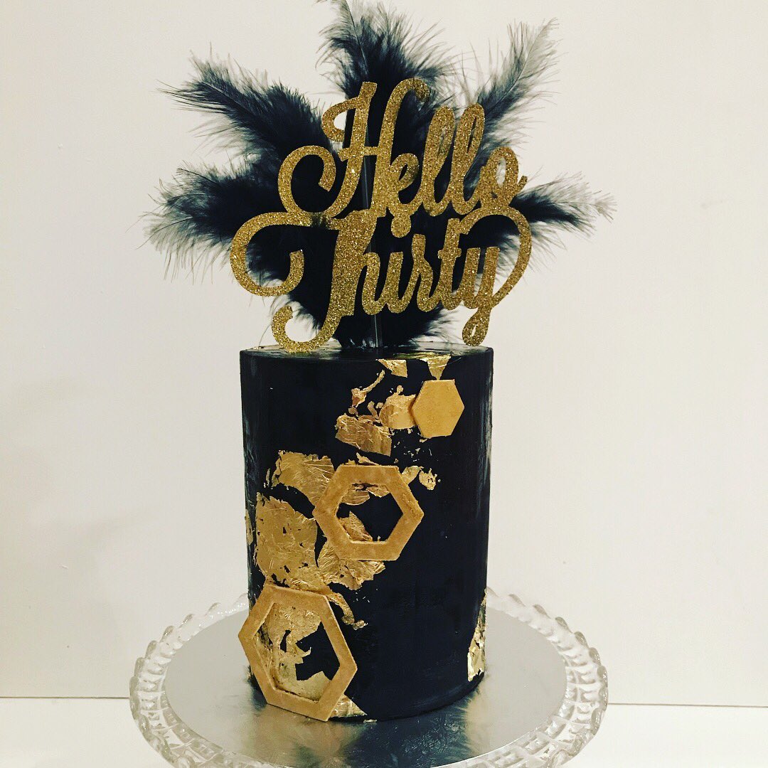 cecakedesign's tweet photo. GATSBY/ART DECO
#ce_cakedesign #thirty #artdeco #artdecocake #30 #1920s #gatsby #gatsbyparty #thegreatgatsby #goldleaf #blackandgold #feathers #blackfeathers #stokeontrent #staffordshire #cakedesign #lemonandearlgrey #blackganache #darkchocolateganache #birthdaycake #30thbirthday https://t.co/YlzF21L2vo