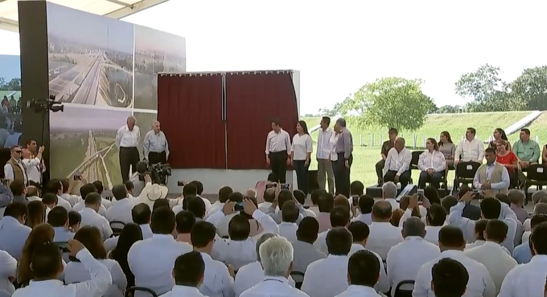 _Editorial2030's tweet photo. 📸🇲🇽Momento de la develación de las placas inaugurales del #LibramientoDeVillahermosa, la modernización de la Carretera Villahermosa-Cárdenas y el Proyecto Hidrológico para proteger a la población de inundaciones https://t.co/oHgDPpmMyC