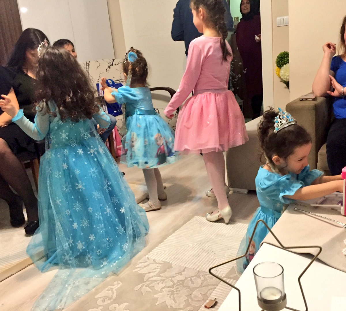 ppinkpoison's tweet photo. Allah seni kahretsin Elsa gibi.. Metrekare başına 350 Elsa düşen  3 yaşındaki kuzenlerimin doğumgünündeki tüm çocuklar buzdolabının içine girmeye çalıştı karlar ülkesi diye.. https://t.co/hDz0rx6J32