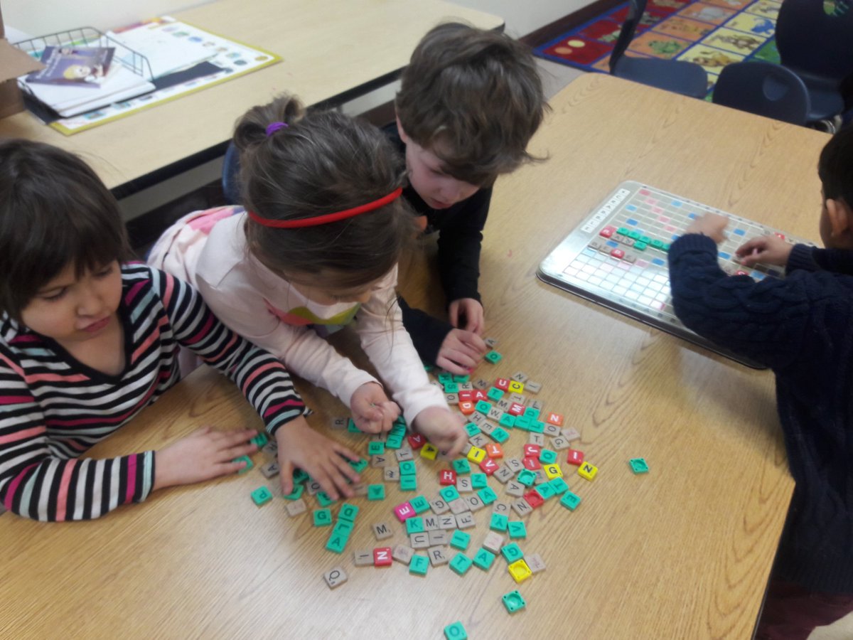 Kindergartners practice spelling en español #collaborative learning #OakPark97 #d97Spanish