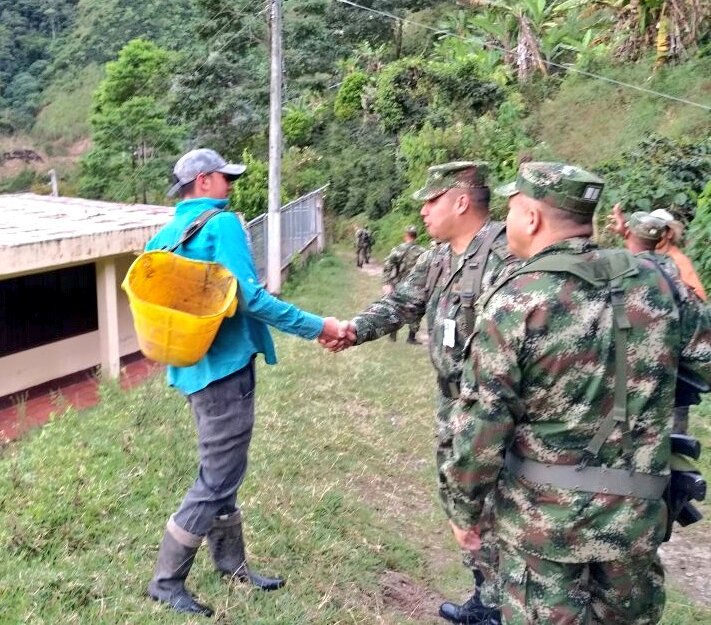 Ejercito_Div5's tweet photo. Comandantes del #ComandoZeus y #BatallónCaicedo #SextaBrigada visitaron a los pobladores de las veredas Aguas Claras y San Fernando en #Chaparral socializando el Plan Horus, iniciativa con la que se fortalecerá la seguridad en el sur del Tolima https://t.co/MCbYc8kAv5