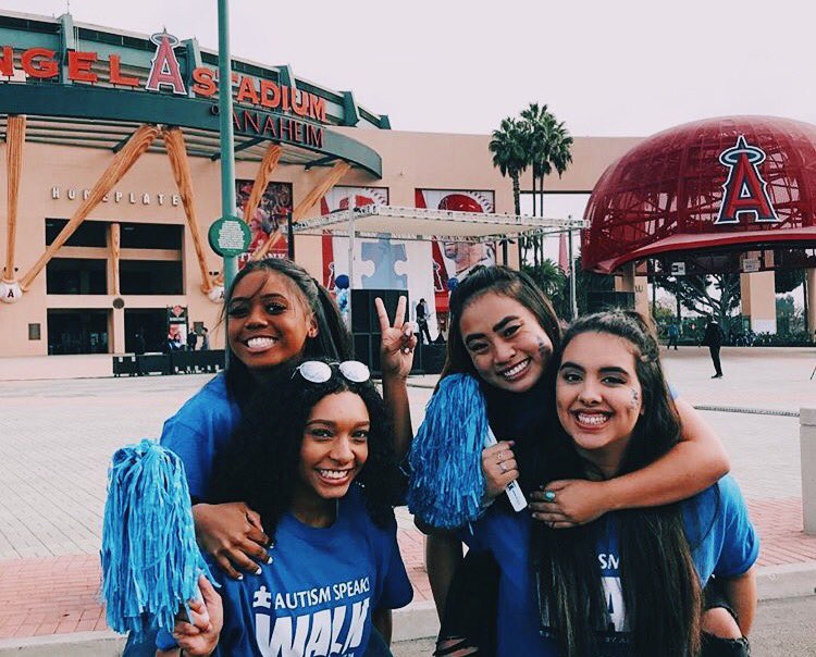 cpppanhellenic's tweet image. Having Xi best time with our sisters 💛💙