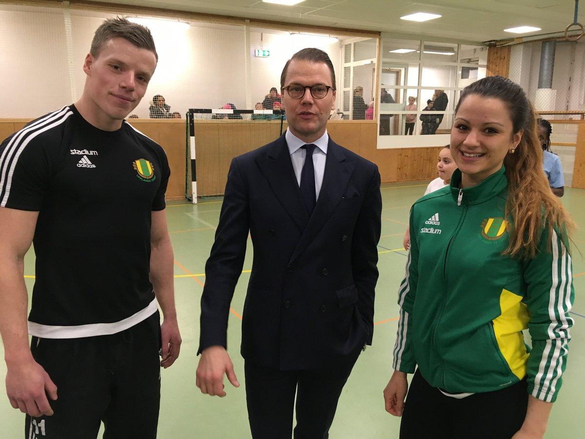 Mathias_Bohman's tweet photo. Ikväll besökte prins Daniel @upplandsvasby för att prata med barn, unga & vuxna som deltar i projektet En frisk generation. Gästade gjorde oxå @AnnaStarbrink. Roligt och viktigt möte med fokus på folkhälsa och ökad aktivitet.
#prinsdaniel #UpplandsVäsby #EnFriskGeneration #väsby https://t.co/PeLSx2pLiN