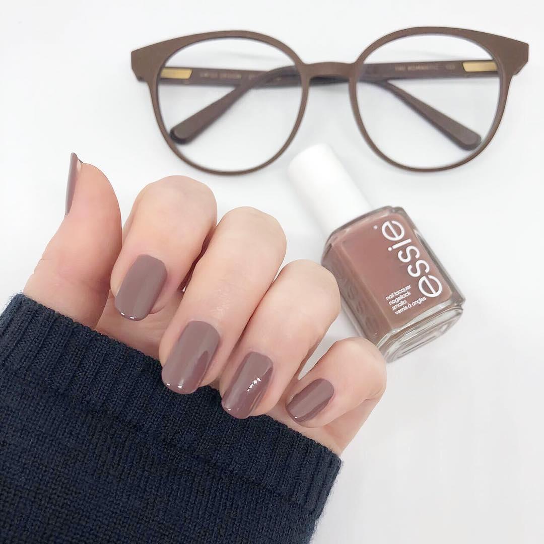 @julias_kleine_welt keeps her winter hands warm with a chunky knit and a #minkmuffs mani