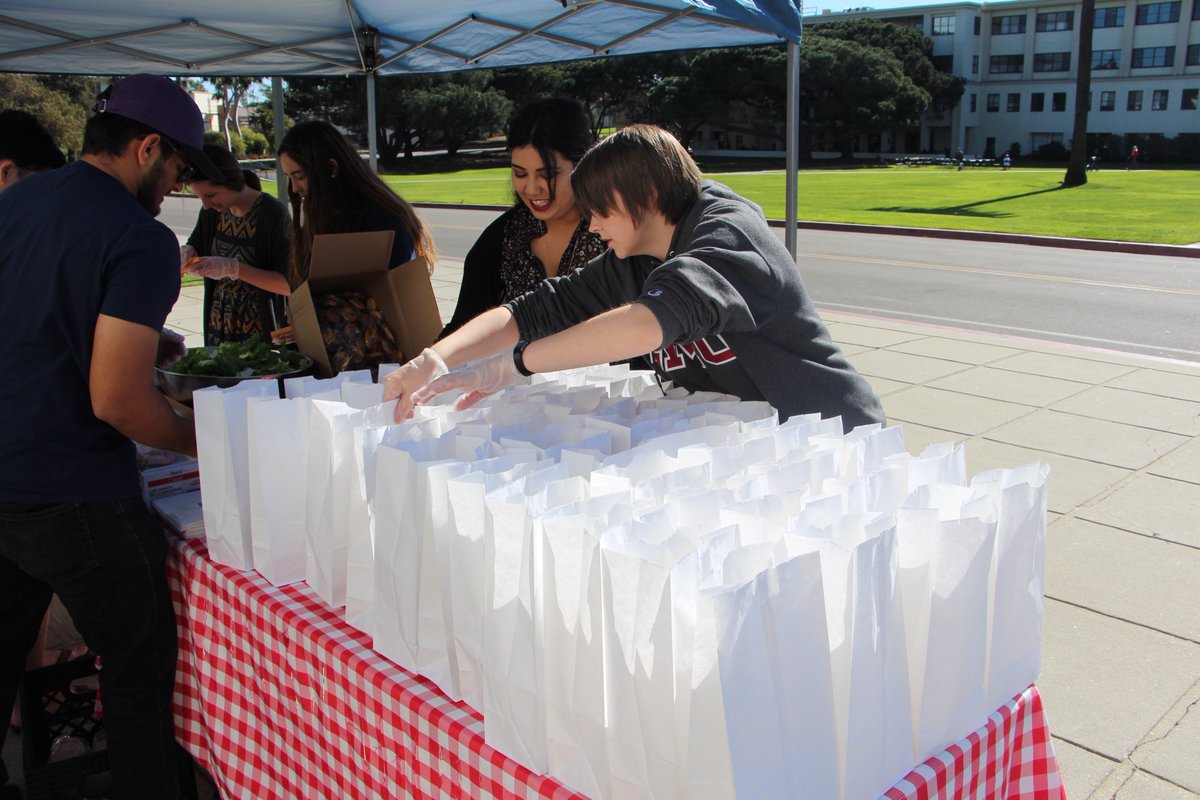 LMUAdmission's tweet photo. Students, staff and faculty gathered this morning to help make and pack lunches for "Feed the Hungry." Sponsored by @LMUCampusMin, this weekly event aims to provide our homeless and hungry neighbors in Santa Monica with a healthy lunch. #servicelions 🦁 https://t.co/ItJ6jbImL7