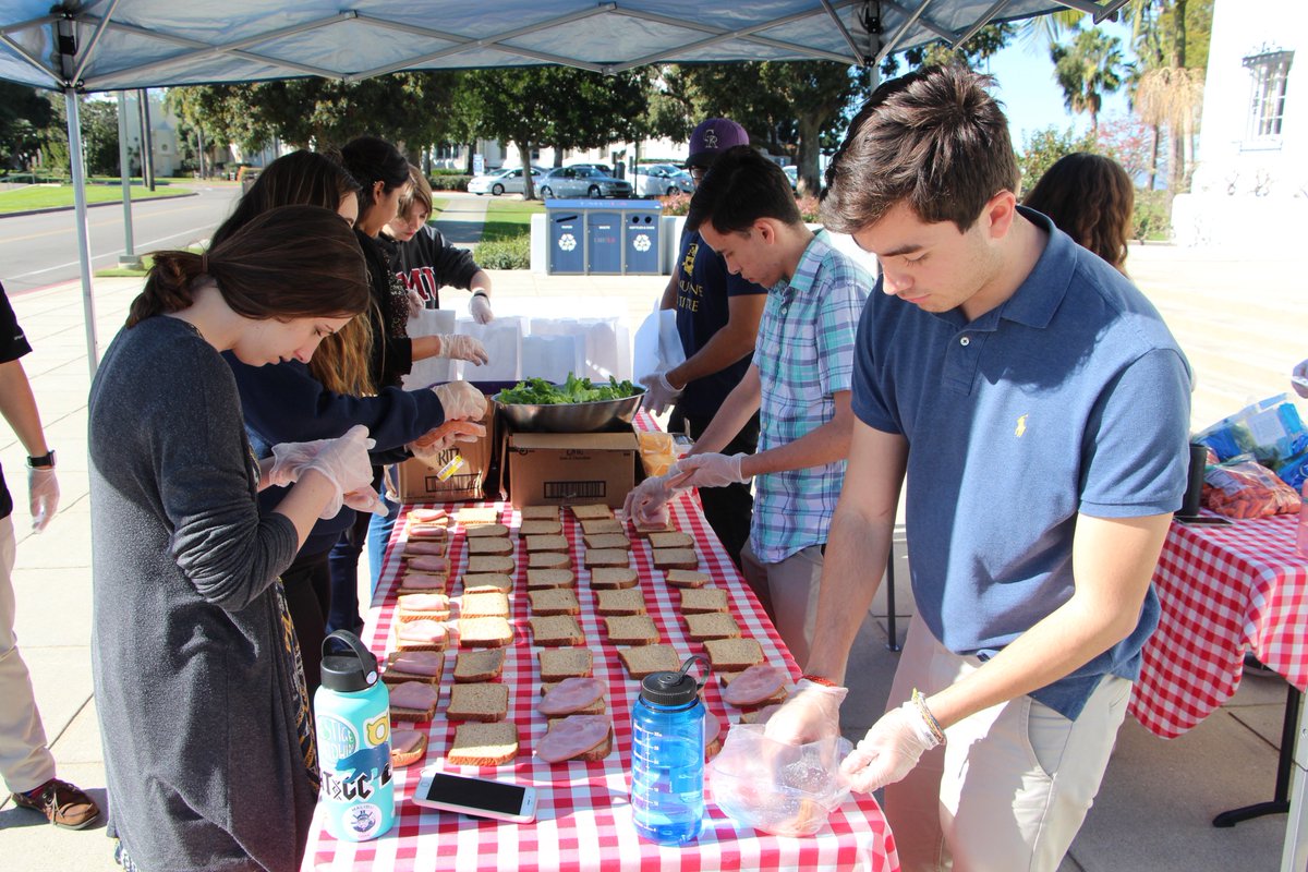 LMUAdmission's tweet photo. Students, staff and faculty gathered this morning to help make and pack lunches for "Feed the Hungry." Sponsored by @LMUCampusMin, this weekly event aims to provide our homeless and hungry neighbors in Santa Monica with a healthy lunch. #servicelions 🦁 https://t.co/ItJ6jbImL7