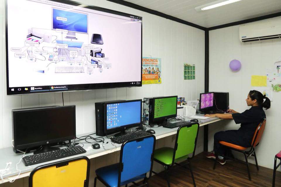 HugoRamirezANR's tweet photo. ¿Sabias sobre los Infocentros Comunitarios? Son 2 móviles ubicados, uno en la Plaza Uruguaya y el otro en el costado Panteón de los Héroes.
En donde se dictan cursos gratuitos de: Alfabetización Digital, Operador de Computadoras, Diseño Gráfico y más.👩🏻💻👇🏻 #Senatics https://t.co/0KPqA3wrFi