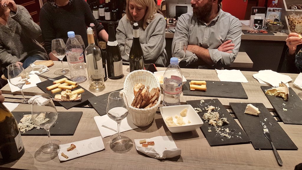 Chouette dégustation de vins et fromages chez <a href="/levinquiparle/">Le Vin Qui Parle</a>