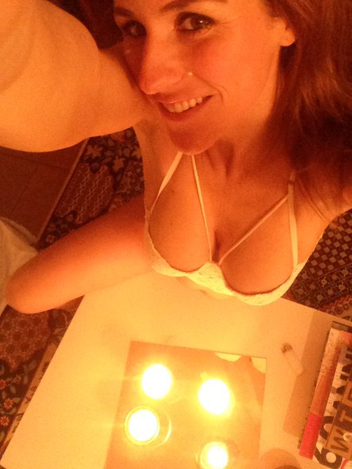 Questa sera per la diretta ho creato anche un p&ograve; di atmosfera....ora mancate solo voi vi aspetto tra<a href="/tag/girl"class="tags"><span>#girl</span></a><a href="/tag/sexy"class="tags"><span>#sexy</span></a><a href="/tag/show"class="tags"><span>#show</span></a><a href="/tag/live"class="tags"><span>#live</span></a><a href="/tag/michelleferrari"class="tags"><span>#michelleferrari</span></a>