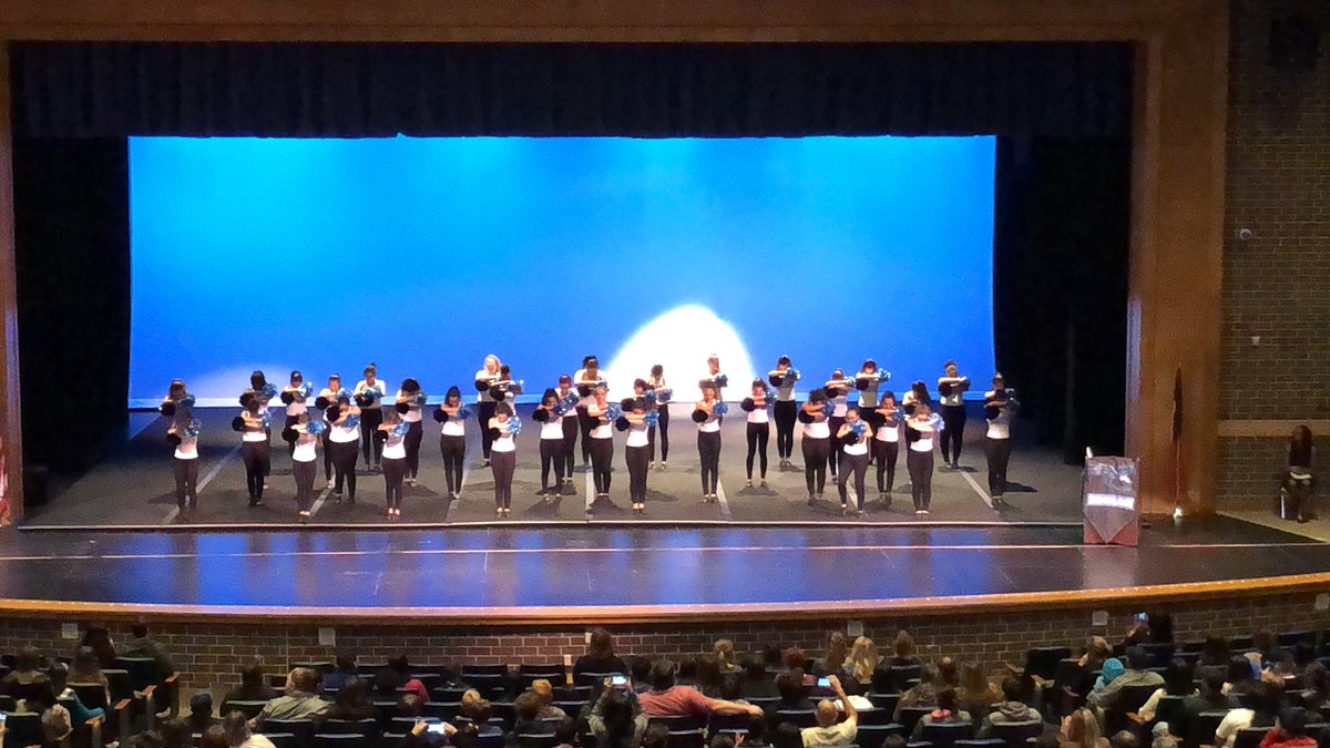 Harlan_Pep's tweet photo. Getting in a little showcase of our Pom routine at our electives fair tonight! #Comp2018 #PomRoutine #BlueTalonsProud https://t.co/yHoH2CZ3nM