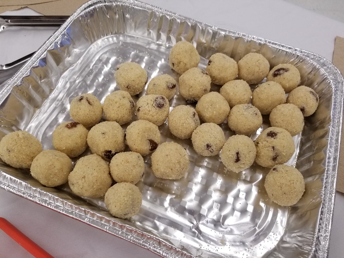 TDSBHalbert's tweet photo. Today parent volunteers and students invited @TDSBHalbert to learn more about Tamil culture through its food. நன்றி to #MsManchu and #MsPrince for organizing families and students. @tdsb @TDSB_Tamil https://t.co/PDoaS4kuXJ