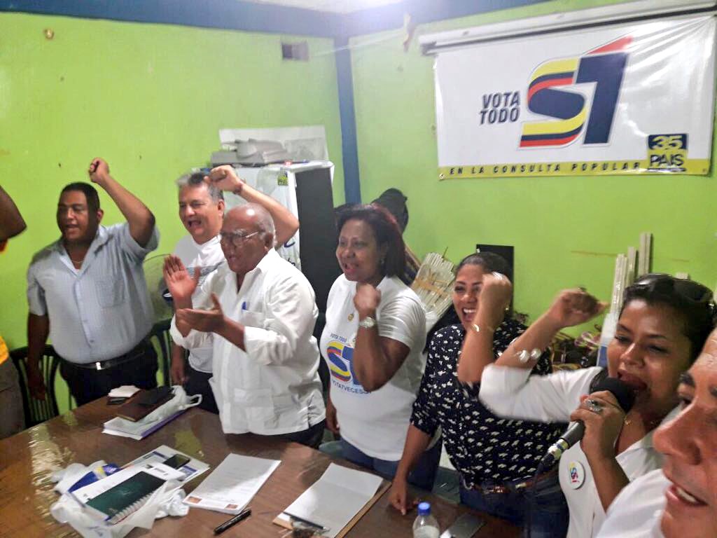 35MOVER's tweet photo. Mantuvimos una reunión con nuestros militantes en #Esmeraldas. Su compromiso hacia la campaña por el Sí es digno de admirar. ¡Sigamos juntos en la lucha! #SíRotundo https://t.co/GhbxuY4ciJ