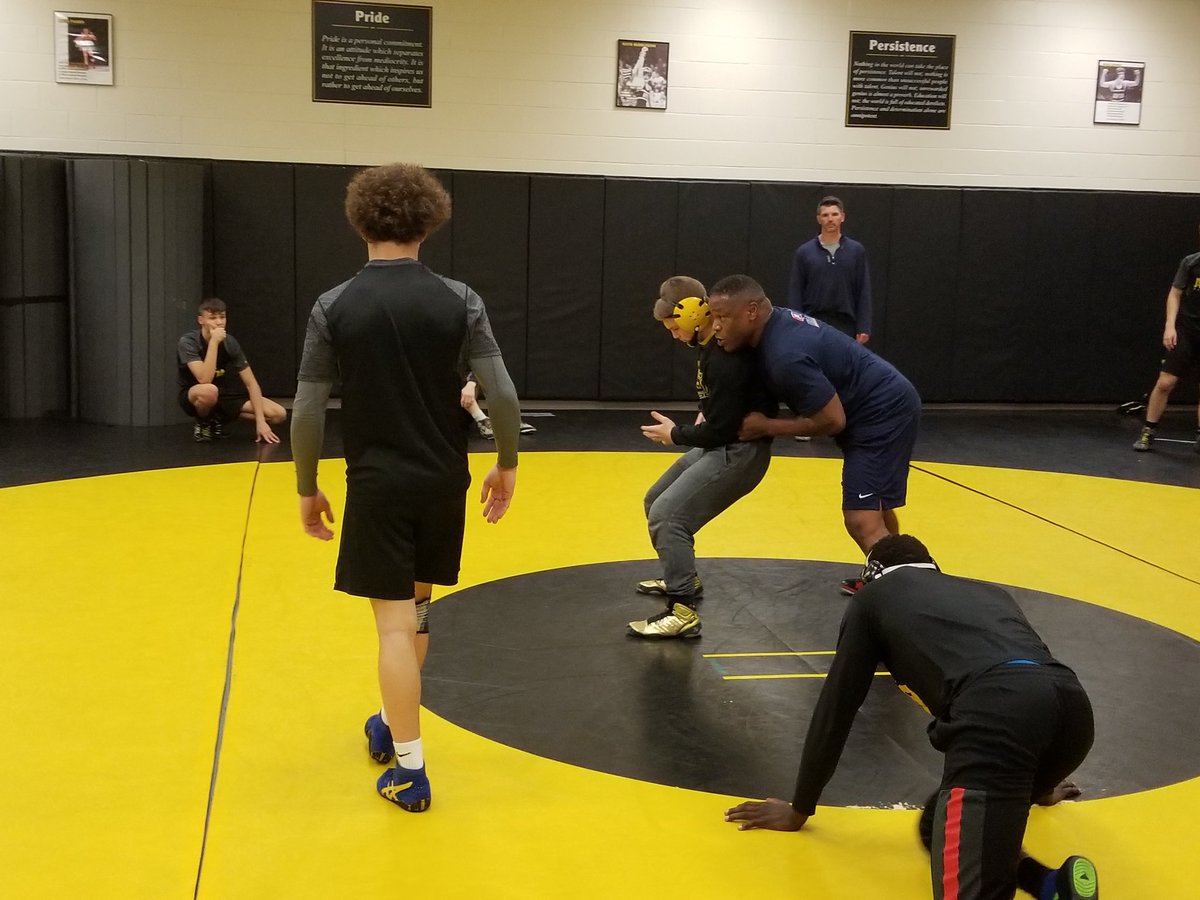Zach_Errett's tweet image. We had an awesome guest in to workout with some of our wrestlers today! Big thank you to Coach Kevin Jackson for coming in to help get us prepared! #OlympicChamp #GettingToTheNextLevel @AvonWrestling @USAWrestling @OrioleAthletics