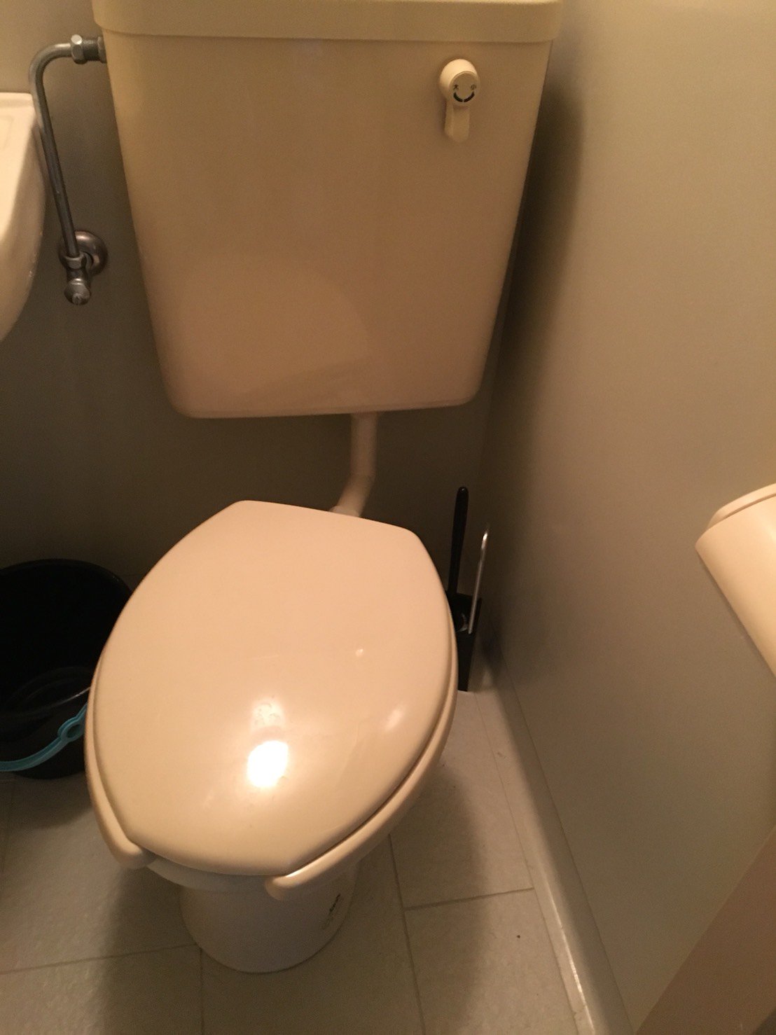 大阪大学トイレ研究会 おはようございます 今日は私の下宿先のトイレを紹介したいと思います Janisの普通便座c710 です これはユニットバス用で Janisはユニットバスメーカーにoem供給しています 流したときの音量が死ぬほど大きく 隣や下の階の流した