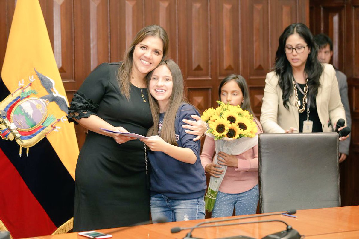 marialevicuna's tweet photo. Las niñas y niños son el presente y futuro de la patria, un gusto compartir con ellos.
¡Gracias por la visita a los estudiantes de la Unidad Educativa CEDFI ! https://t.co/RXeJ4AdXOU