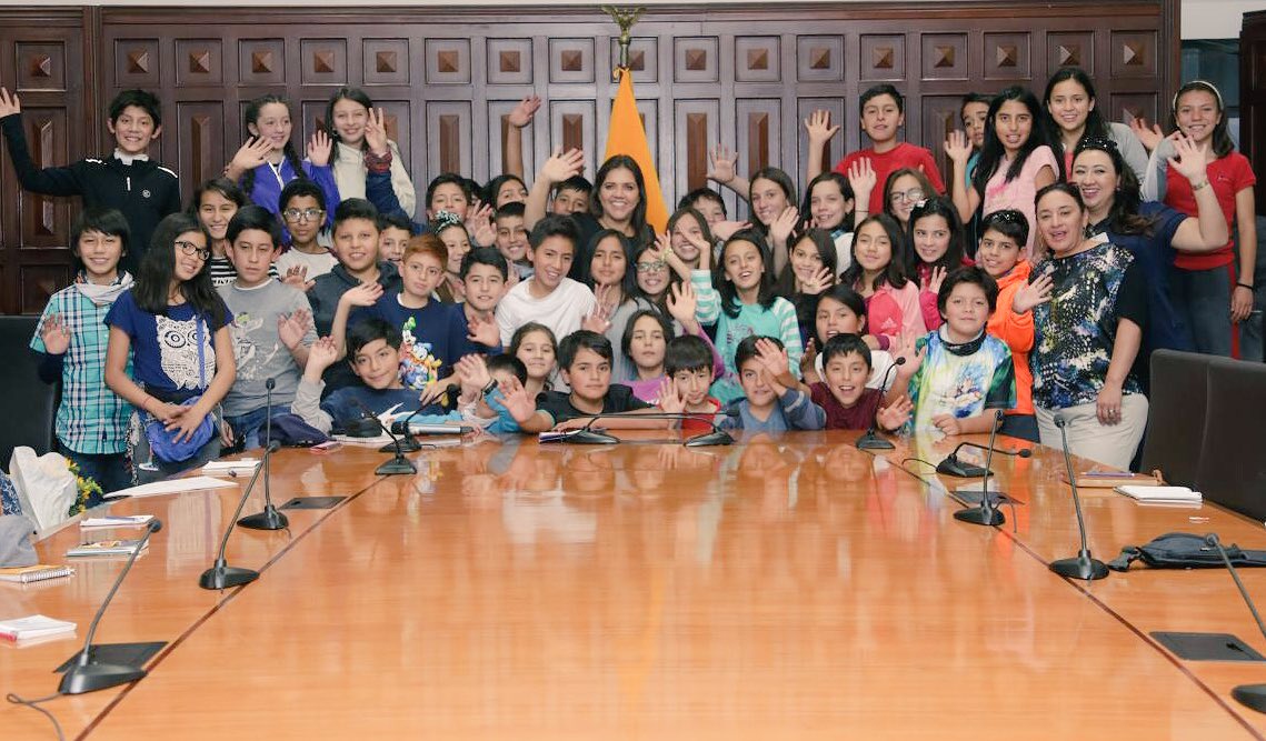 marialevicuna's tweet photo. Las niñas y niños son el presente y futuro de la patria, un gusto compartir con ellos.
¡Gracias por la visita a los estudiantes de la Unidad Educativa CEDFI ! https://t.co/RXeJ4AdXOU