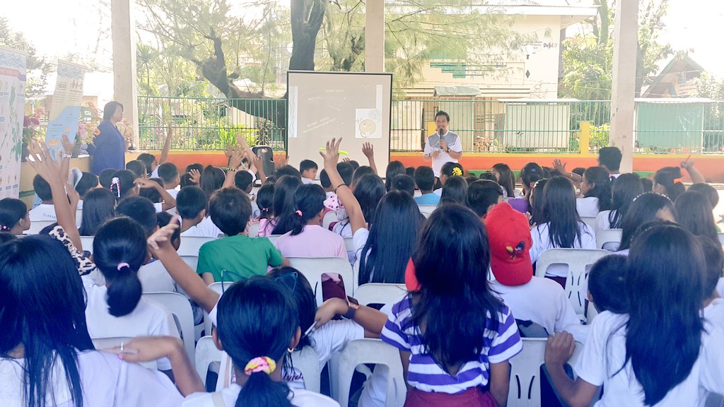 savesharksph's tweet photo. "Ay pating! Ay pagi!" Grades 5 &amp; 6 chant as they talk about sharks during the IEC of 2020 Conservation Roadmap of Sharks at Mercedes Elementary School, Camarines Norte https://t.co/AMjJao3xxb https://t.co/Z3vhy2YvTQ