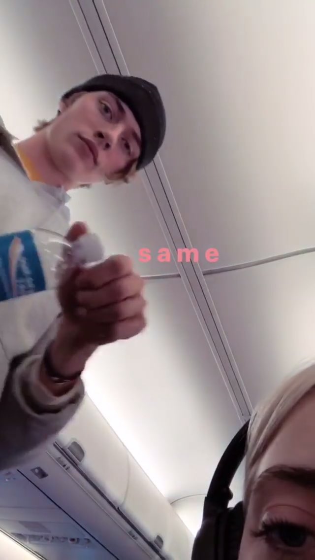 TuChannelKids's tweet photo. Después de casi 5 meses de no estar juntos, al menos públicamente, @karlavsmusic y @kevinvsmith_ se reúnen. Fueron vistos en un vuelo de LAX a Salt Lake City. ¿Estarán planeando su regreso? https://t.co/N8meybrRya