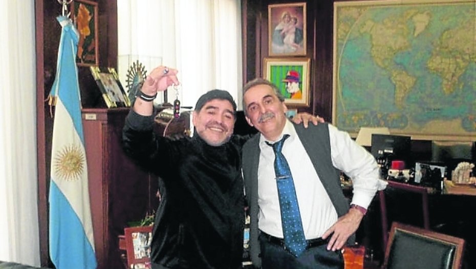 NKGenIntermedia's tweet photo. Diego Maradona: "Hoy tenemos un pais de rodillas. Macri es el peor presidente de la historia". Guillermo Moreno: "El que las hace las paga. Esta deuda la esta contrayendo un oligarca: la van a pagar los oligarcas" https://t.co/k16LiWlaoy