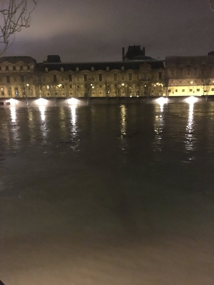 DanielGardeux's tweet photo. La Seine atteint la cote de 5m ce soir. Vigie crue annonce 6m sous 48 heures. Opérations de protection du RER C en cours #IPSO @RERC_SNCF https://t.co/fo92yTeMQW
