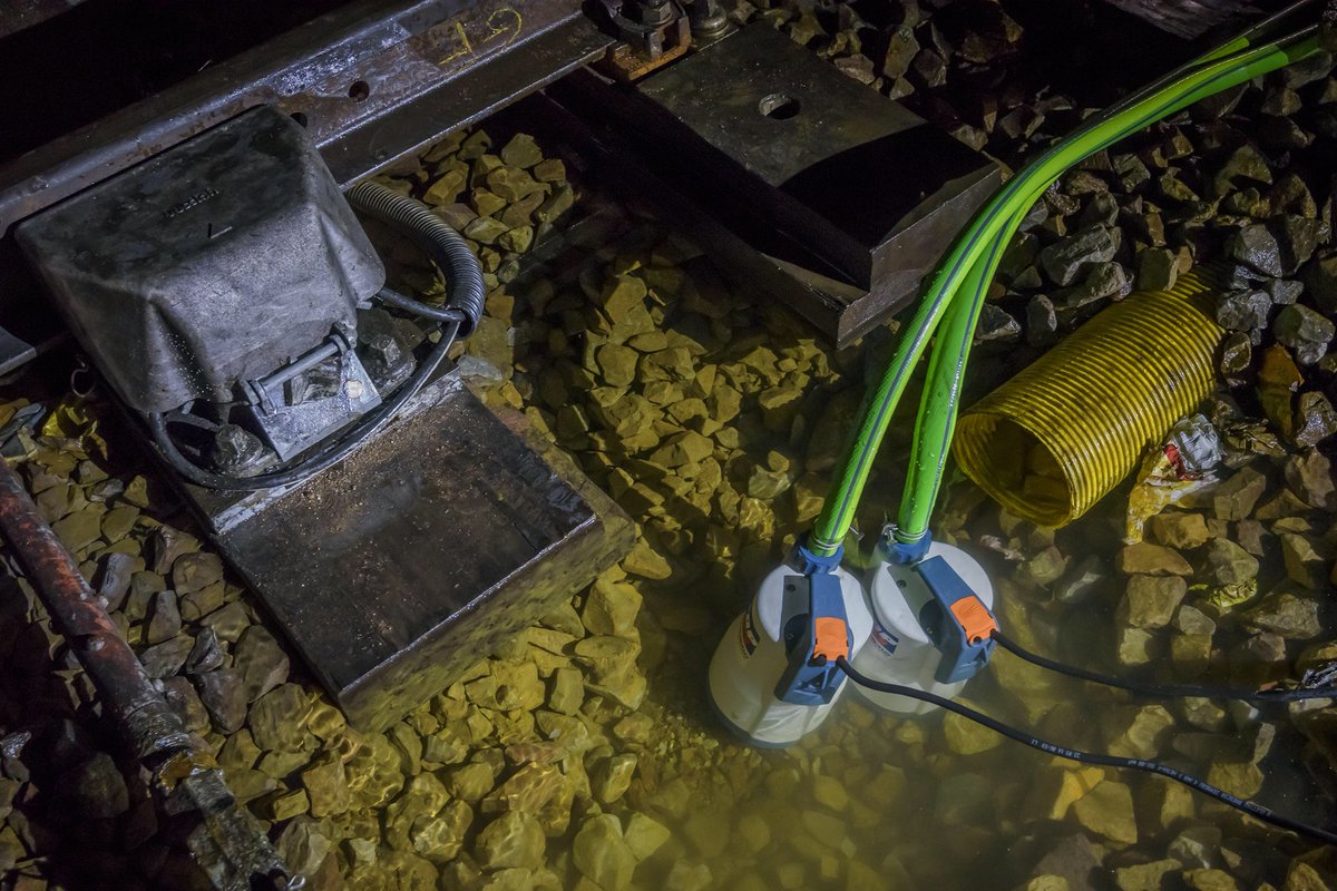 DanielGardeux's tweet photo. Crue de la Seine. Protéger nos installations d sécurité ferroviaire du @RERC_SNCF https://t.co/tKOxyin3gC
