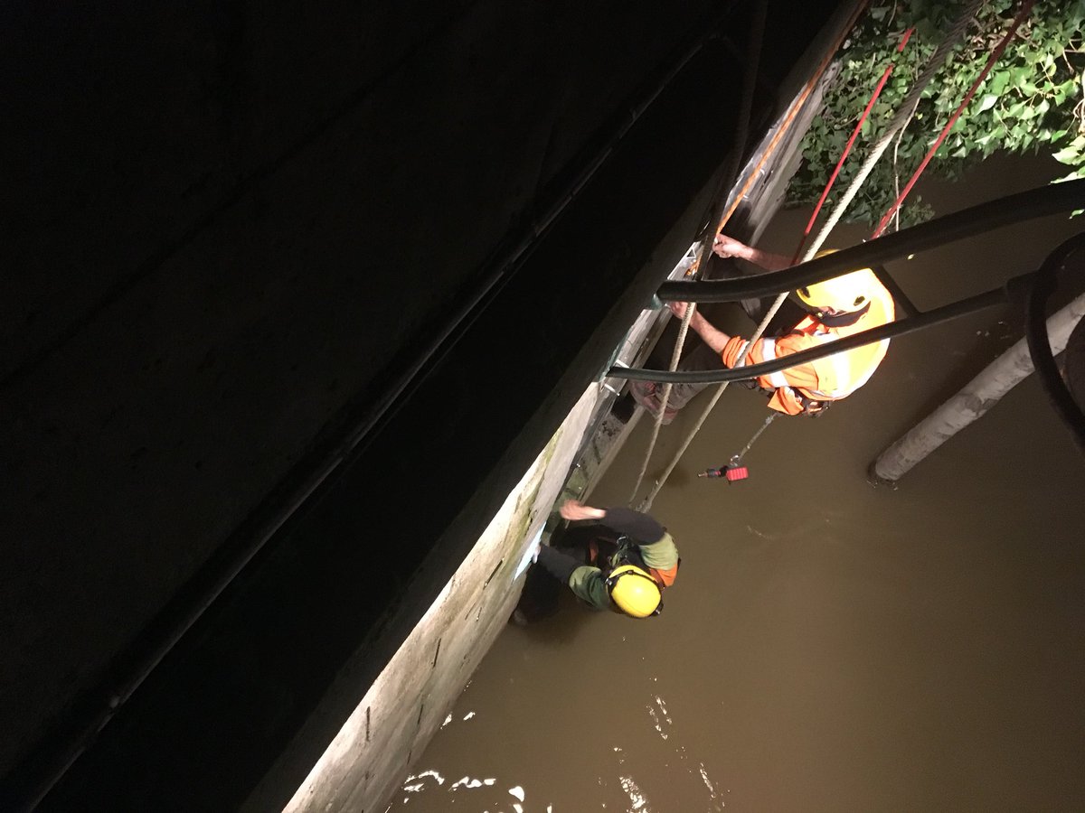 DanielGardeux's tweet photo. Crue de la Seine. Protéger nos installations d sécurité ferroviaire du @RERC_SNCF https://t.co/tKOxyin3gC