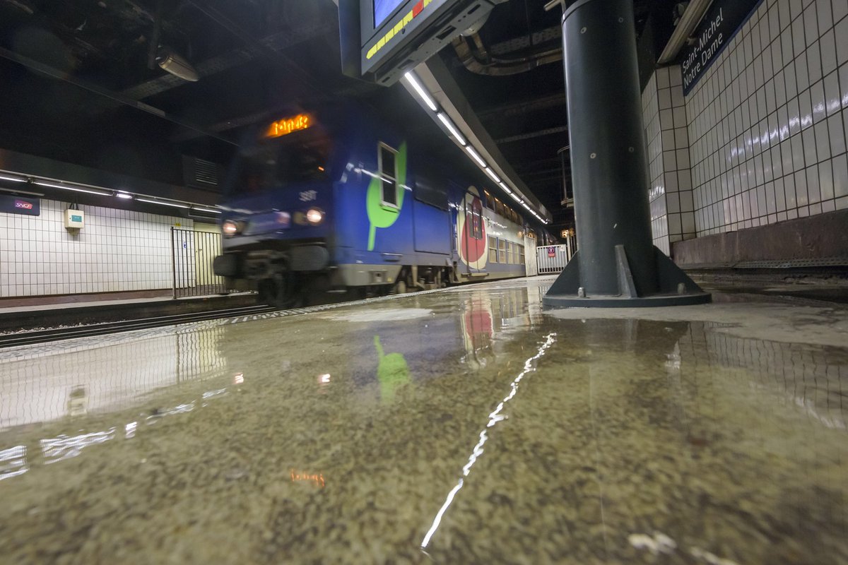 DanielGardeux's tweet photo. Crue de la Seine. Protéger nos installations d sécurité ferroviaire du @RERC_SNCF https://t.co/tKOxyin3gC