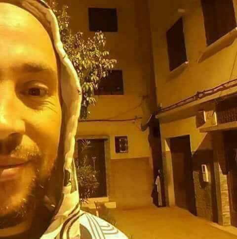 كل الكلمات لن تفي حقكِ يا من سكنتِ بقلبي ..

رغم كبر سنه .. أبن يلتقط صورة لوالدته وهي تتبعه بنظراتها خلسة بعد خروجه إلى العمل فجراً.